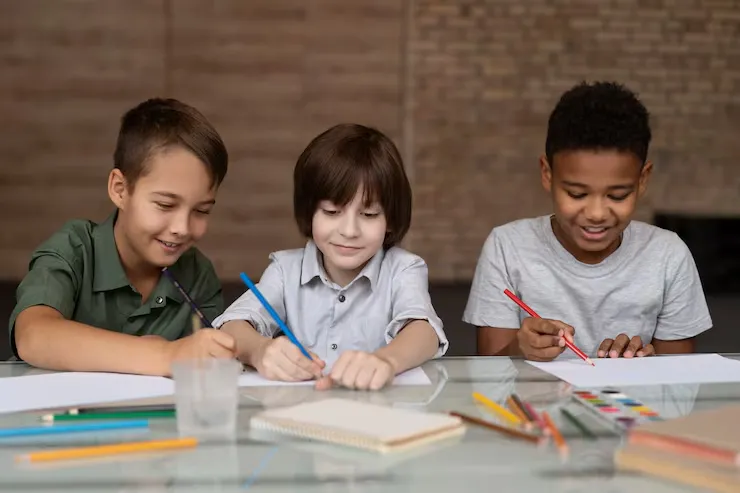 Crianças interagindo na aula de inglês