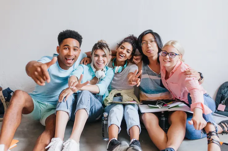 Jovens e adultos na aula de conversação